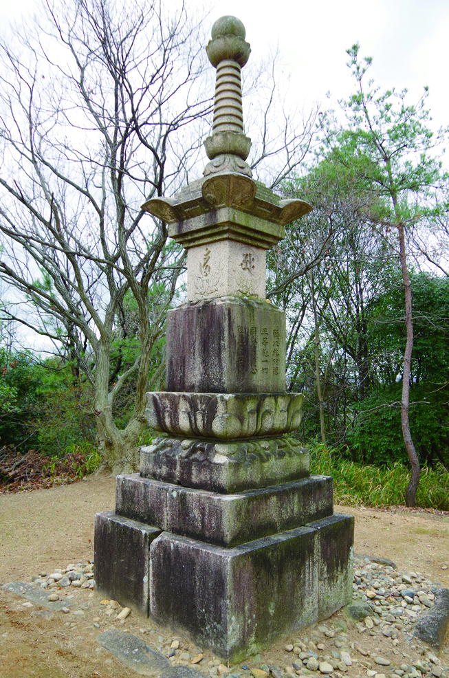 玉手山公園 石塔